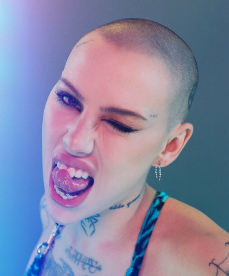 Siiickbrain naked model pic