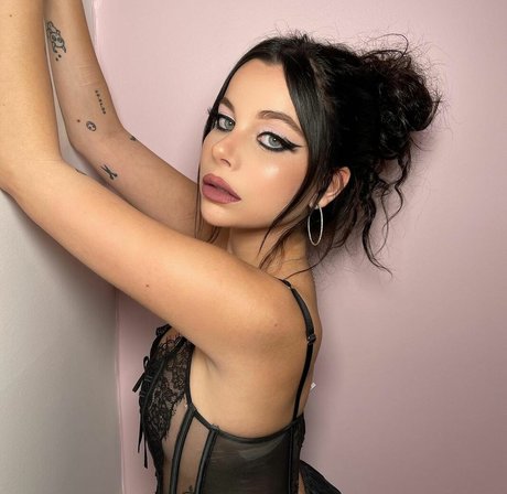 Ellise erotic actress picture