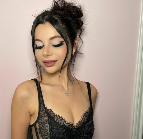 Ellise star nude image