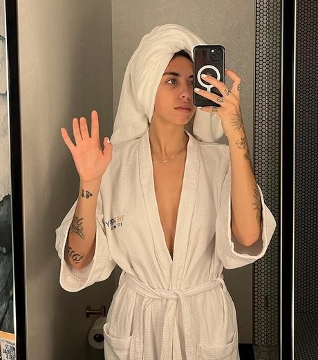 Indigo De Souza model nude pic