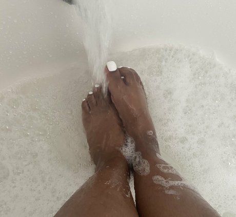 chocolatefeet8 naked model picture