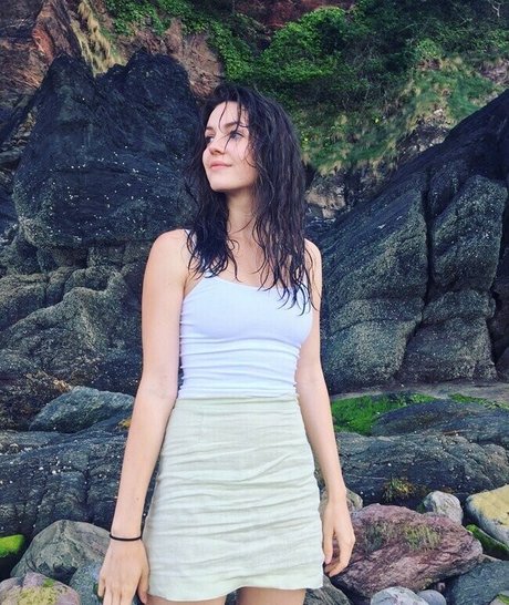 Ella Hunt naked model photo