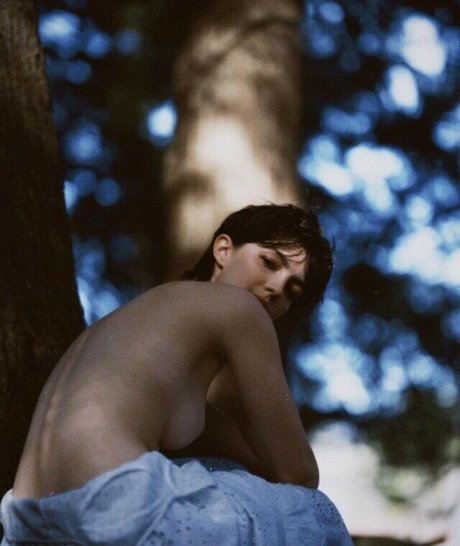 Ella Hunt sex star pic