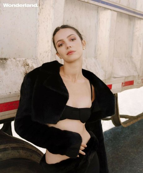 Ella Hunt sex model photos