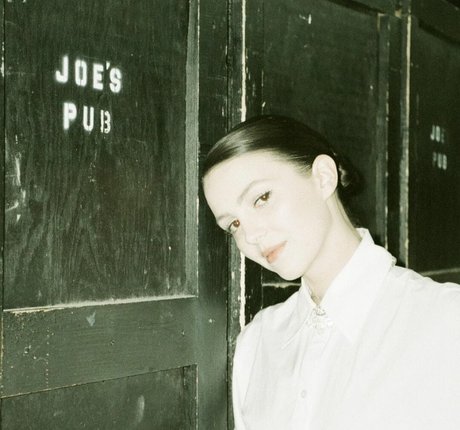 Ella Hunt star hd photo