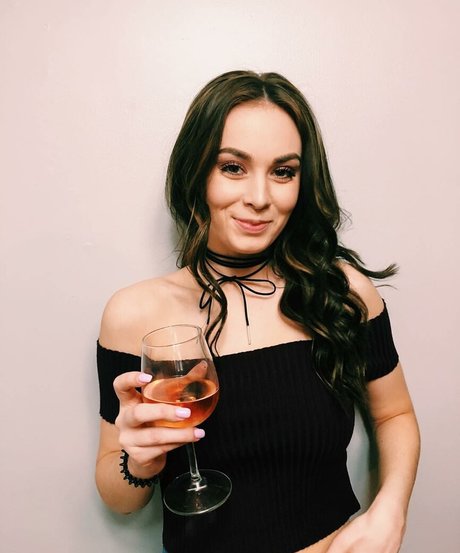 Logan Fabbro model adult img