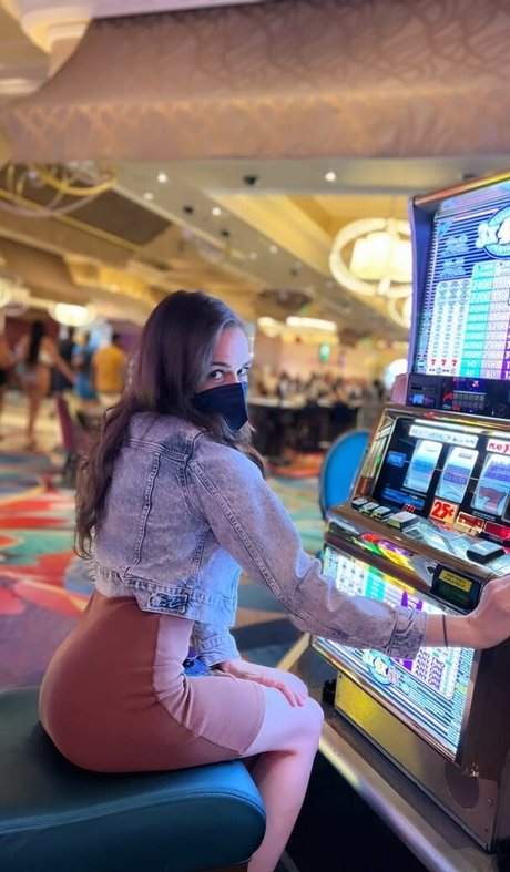 Colleen Ballinger model nudes photos