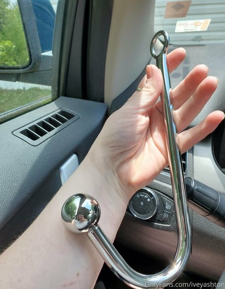 ashtonivey model naked photo