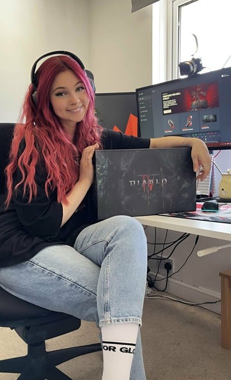 mushutwitch star naked image