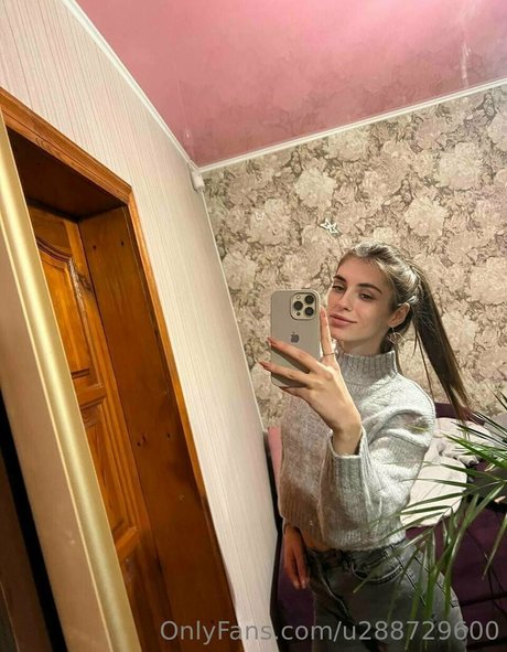 annie minor model adult picture