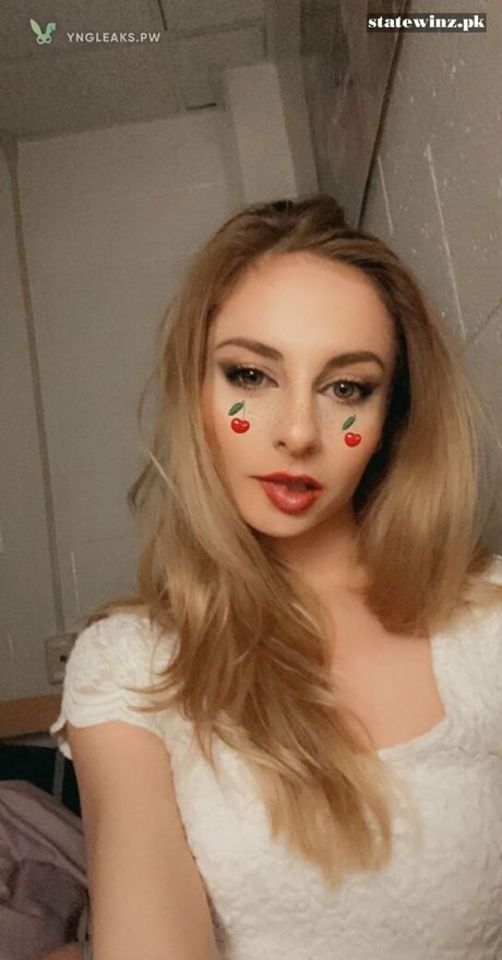 Tarah Kayne art model picture