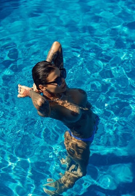 Lady Vamp nude star pics