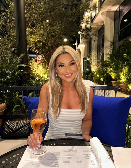 Lizzy Decologero art star archive