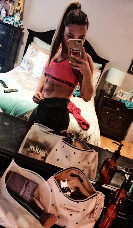 Lizzy Decologero model nude image