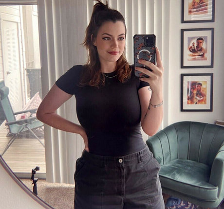 RipMika model nudes image