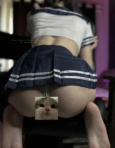 yiwedk model adult pics