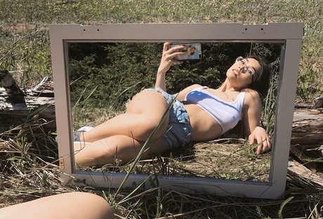 Mikah Tia xxx pornstar img