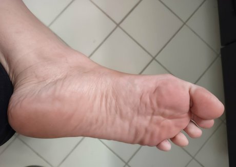 lizziesexifeet naked model pic