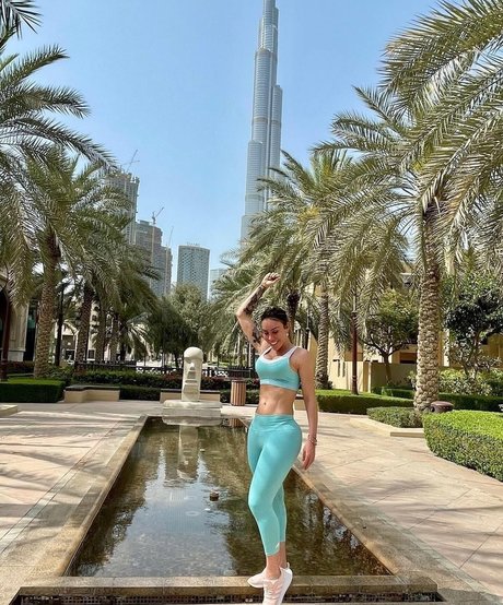 JeSuisBabi model adult pictures