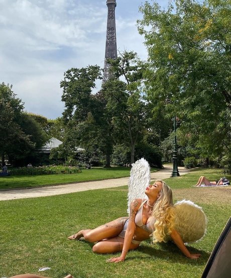 JeSuisBabi pornographic model photo