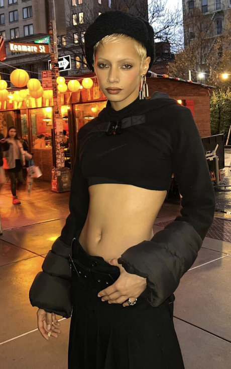 Jazelle Zanaughtti art model pics