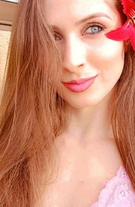 Gabi Mendes hot actress image