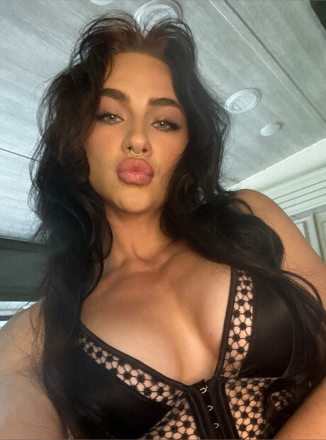 Vina Vice Free hot model photo