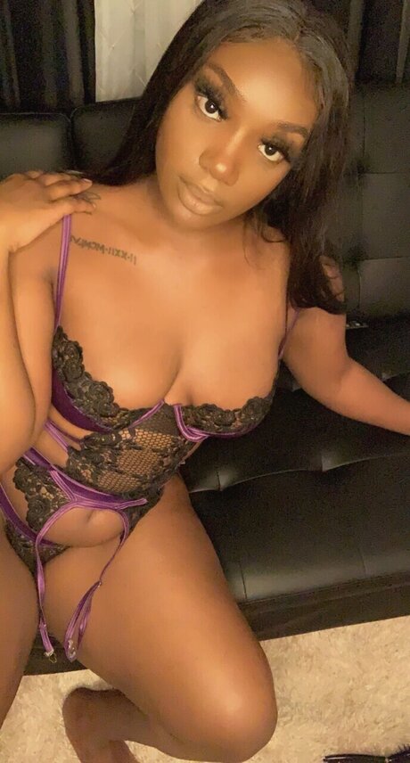 Lyric_ model exclusive image