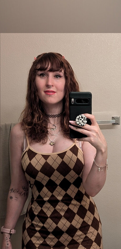 Luna Summerz naked pornstar img