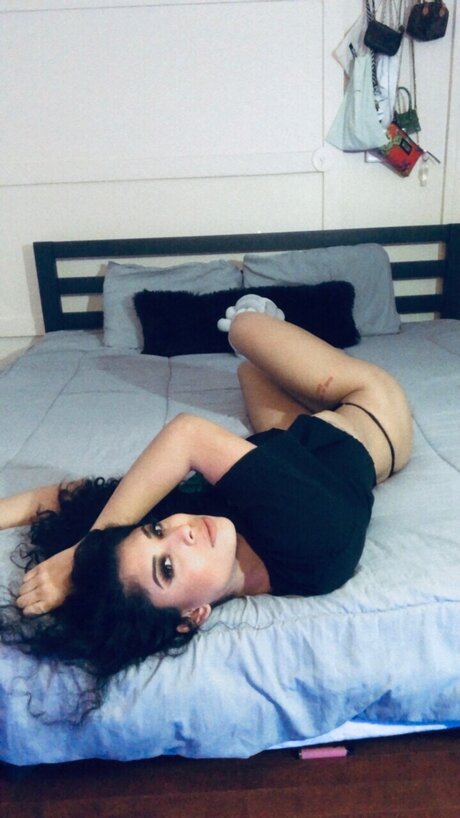 Henny_ model erotic gallery