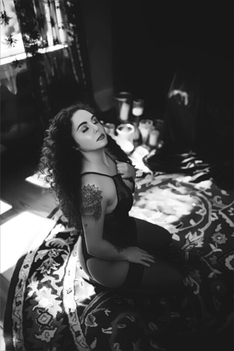 The Lil Kinky Harlot nude star img