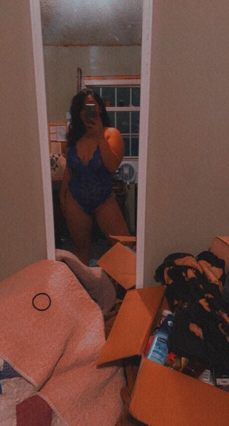 Min_ model naked photos