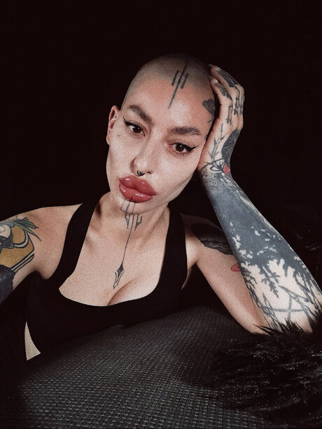 Lisbeth Nygma model art photos