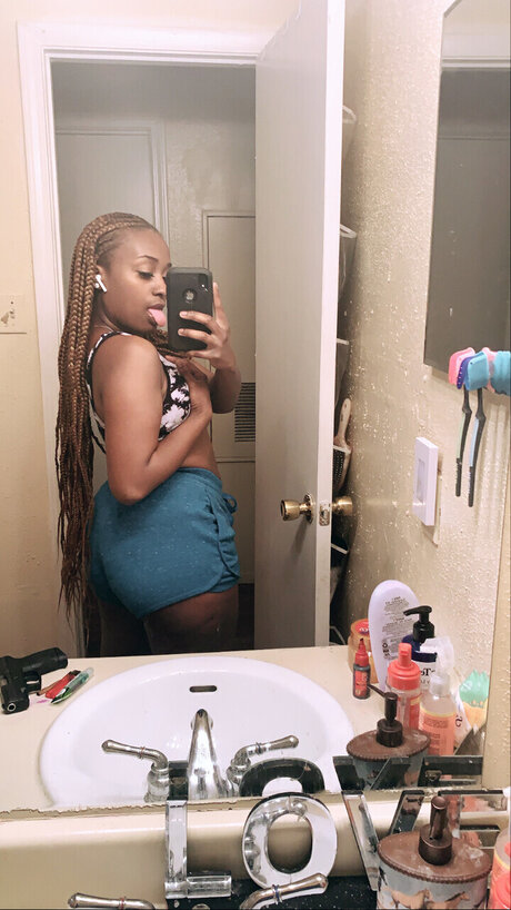 Ashcheekks model naked image