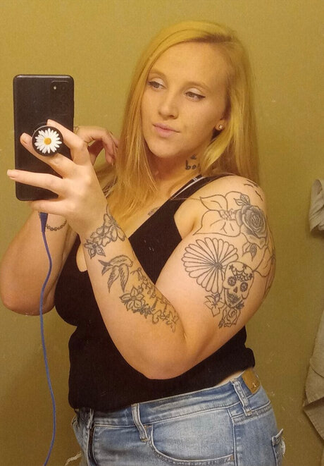 Harley Pearl model nude pic