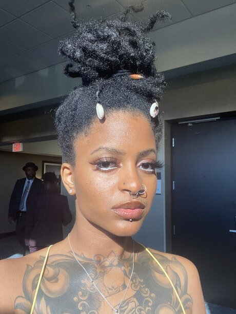 Napturallykinky pretty actress image