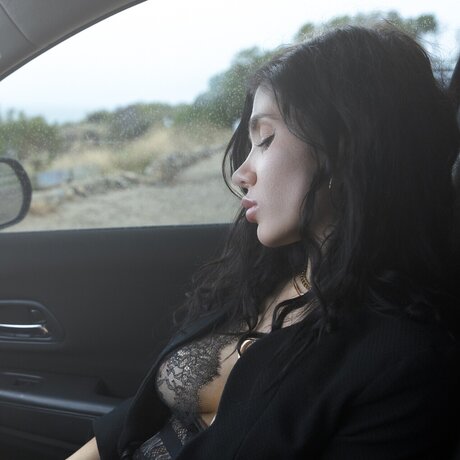 Olive Onyx model pic