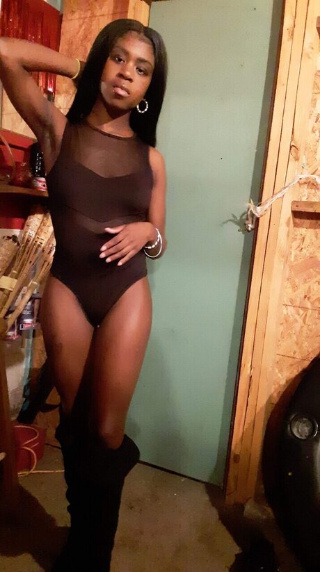 Sensational Drip model nice pictures