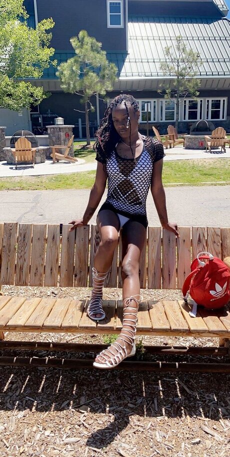 QUEENBEEDOUGH adult model pic