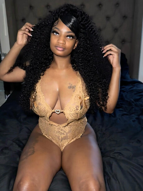 AneciaO naked model picture