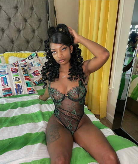 AneciaO model nude image