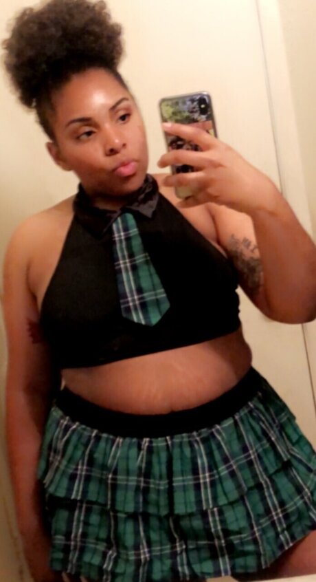 Suzie Carter hot star image