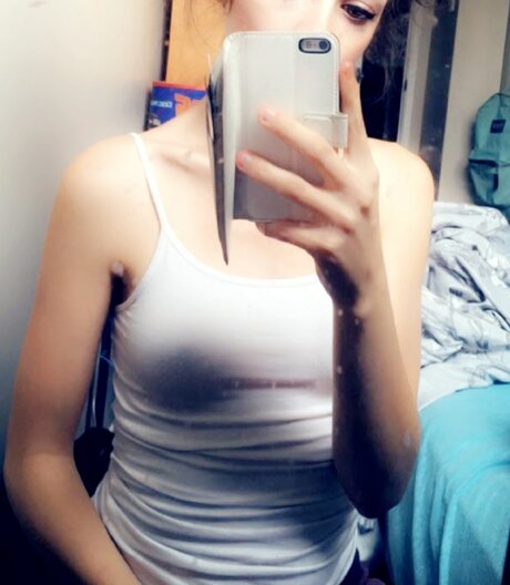 Ella May free model photo