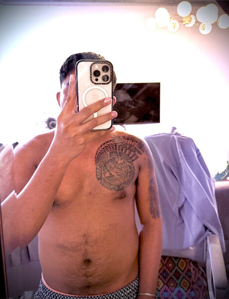 BrownPeach naked model photo