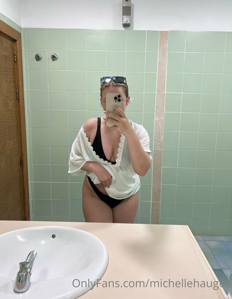 michellehaugee sexy actress pic