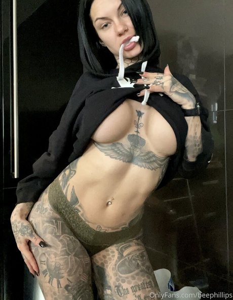 Bee Phillips art model picture