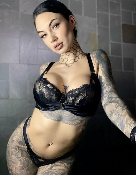 Bee Phillips star sexy img