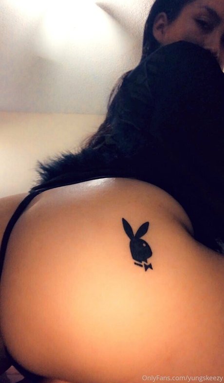 yungskeezy model naked galleries