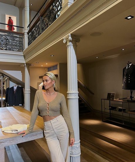 Olivia Bentley model perfect photo