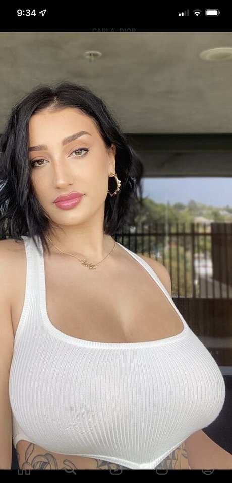 Carla Dior star art galleries